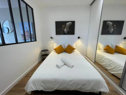 - une chambre avec un grand lit blanc et des miroirs dans l'établissement Climatisation, Ascenseur R5 Sublime T2 tout neuf, à Toulouse