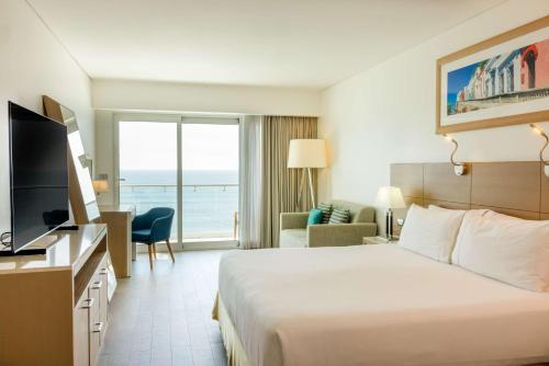 Ένα ή περισσότερα κρεβάτια σε δωμάτιο στο DoubleTree by Hilton Mazatlan, SIN