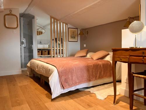 une chambre avec un lit et une table en bois dans l'établissement Appartement vue Loire - Chez Lulu la Nantaise, à Rezé