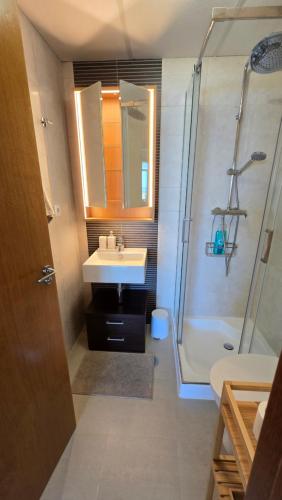 een badkamer met een wastafel en een douche bij SolDosMares Apartmentos in La Manga del Mar Menor