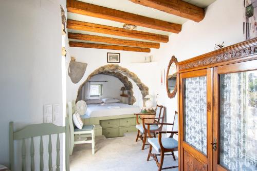Ένα ή περισσότερα κρεβάτια σε δωμάτιο στο Messes Traditional Stone House with Amazing Sea View 2
