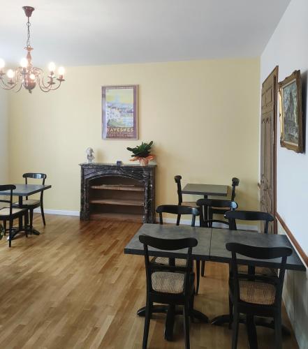 アヴェーヌ・シュル・エルプにあるLe relais Napoléonのダイニングルーム(テーブル、椅子、暖炉付)