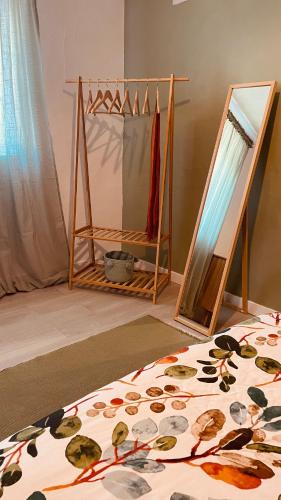 a room with a bed and a mirror at Monte do Pópulo in Estremoz