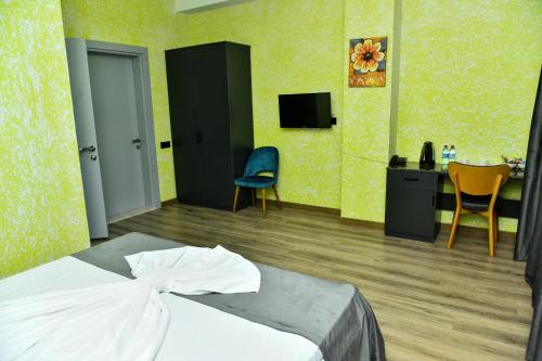 TV a/nebo společenská místnost v ubytování Avrasya Inn Hotel