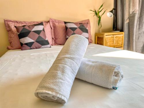 uma toalha enrolada em cima de uma cama em Studio no Centro: Piscina, Academia e Garagem N209 em Florianópolis
