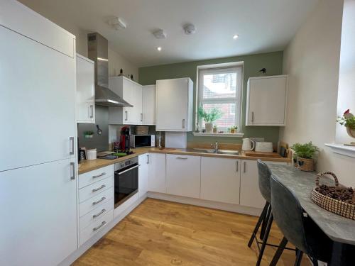 Η κουζίνα ή μικρή κουζίνα στο Stunning 2BR Apartment in Town Centre Location Pass The Keys