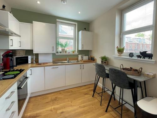 Η κουζίνα ή μικρή κουζίνα στο Stunning 2BR Apartment in Town Centre Location Pass The Keys