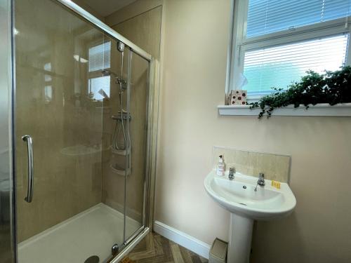Ένα μπάνιο στο Stunning 2BR Apartment in Town Centre Location Pass The Keys