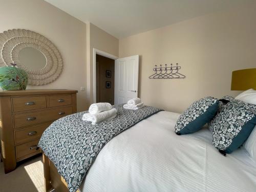 Ένα ή περισσότερα κρεβάτια σε δωμάτιο στο Stunning 2BR Apartment in Town Centre Location Pass The Keys