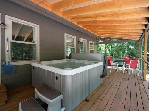 Μπαλκόνι ή βεράντα στο Leilani Cottage -Meredith Lodging