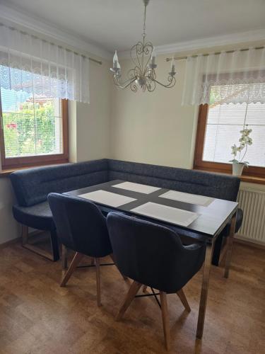 jadalnia ze stołem, krzesłami i żyrandolem w obiekcie Landhaus Knoflach w Neustift im Stubaital
