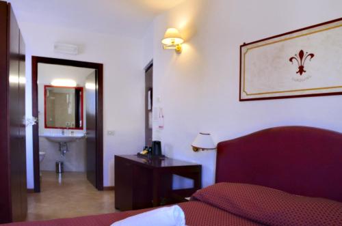 A bathroom at Hotel Cardinal of Florence - recommended for ages 25 to 55