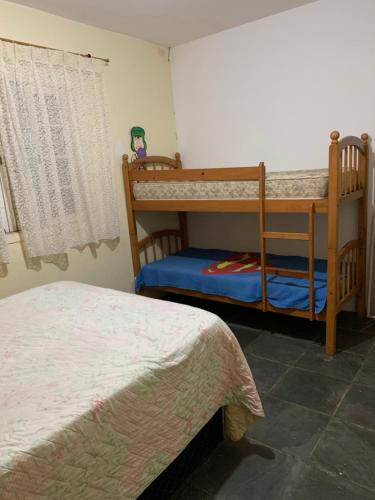 a bedroom with two bunk beds and a window at CHACARA VALE DOS SONHOS ITU Chacara de Condominio in Itu