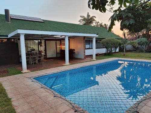una piscina frente a una casa en Hodson Villa, en Harare