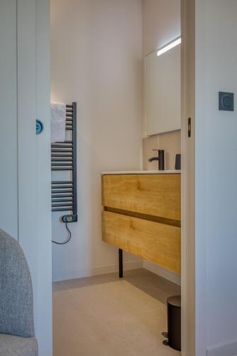 une salle de bain avec un lavabo et un miroir dans l'établissement Aura Plage Appartement Aquamoon, à Roquebrune-sur Argens