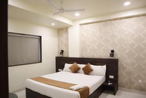 Postel nebo postele na pokoji v ubytování Hotel Bridge View Nagpur