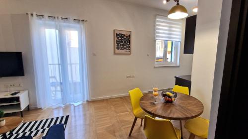 Happy Place Apartment