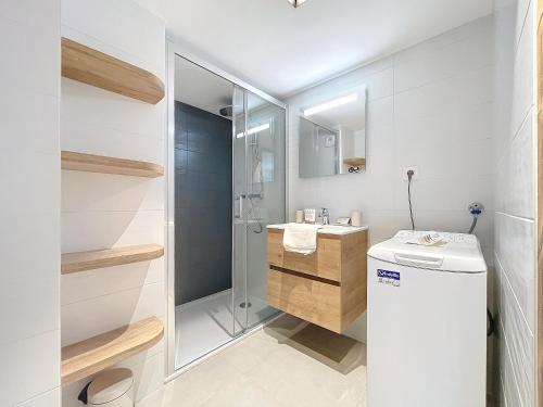 une salle de bain avec une douche, des toilettes et un lavabo dans l'établissement Corylus-appartement-4Pers-Centre Station, aux Gets