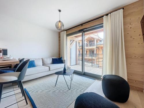 un salon avec un canapé et une table dans l'établissement Corylus-appartement-4Pers-Centre Station, aux Gets