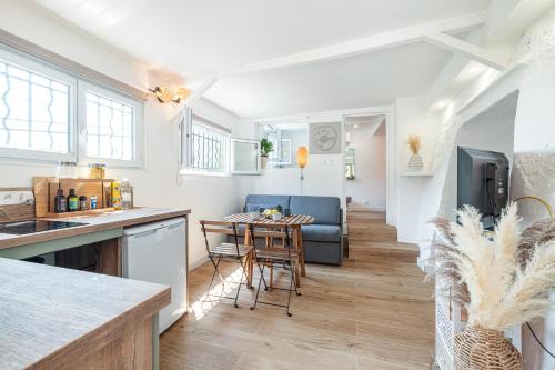 une cuisine et un salon avec une table et un canapé dans l'établissement Top of Monaco, à Beausoleil