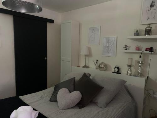 - une chambre avec un oreiller pour le cœur sur un lit dans l'établissement Loucoraly, à Cavaillon
