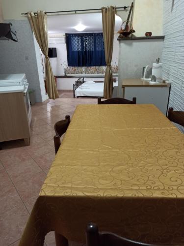 a dining room with a table and a kitchen at Meraviglie Salentine in Lequile