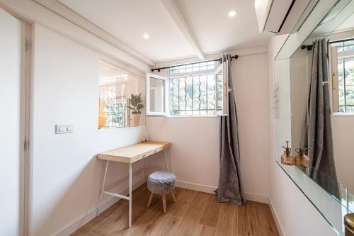 un bureau avec un bureau et une fenêtre dans l'établissement Top of Monaco, à Beausoleil