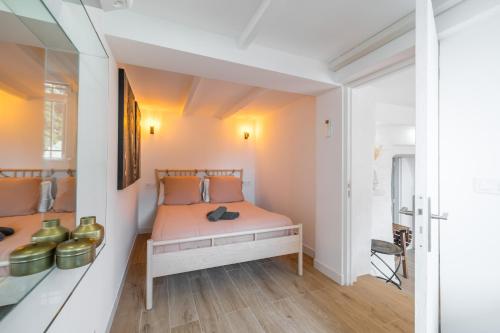 - une chambre avec un lit aux murs orange dans l'établissement Top of Monaco, à Beausoleil