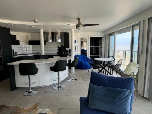 Zona de estar de 100m2 de paradis en total vue Mer