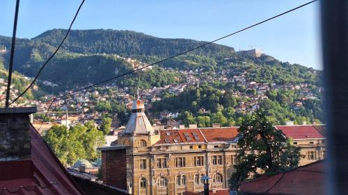 einen Blick auf ein Gebäude mit einem Berg im Hintergrund in der Unterkunft ZEMAN Old Town Apartment in Sarajevo