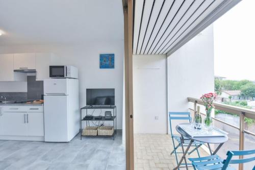 une cuisine et une salle à manger avec une table et des chaises dans l'établissement LES BEAUX JOURS Super nice flat for 3 with AC, balcony & view, à Antibes