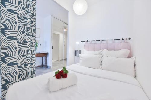 une chambre blanche avec un grand lit et un miroir dans l'établissement LES BEAUX JOURS Super nice flat for 3 with AC, balcony & view, à Antibes