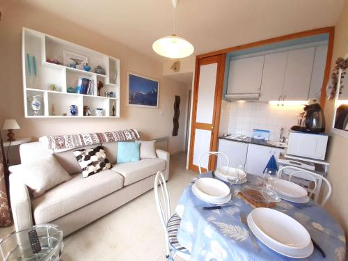 un salon avec un canapé et une table dans l'établissement Studio cosy 4 couchages à Saint-Lary-Soulan avec kitchenette équipée - FR-1-457-334, à Saint-Lary-Soulan