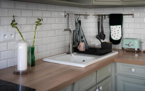 encimera de cocina con fregadero y utensilios en Le coquet à 20min de Paris et de l'aéroport d'Orly, en Juvisy-sur-Orge