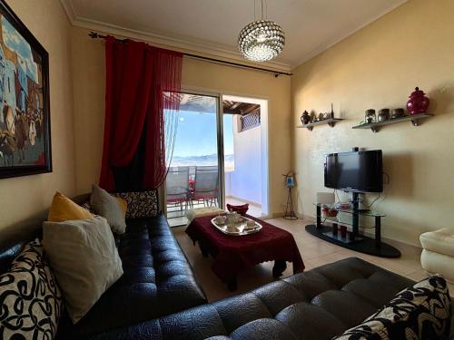 TV a/nebo společenská místnost v ubytování Appartement vue panoramique sur mer à BELLA VISTA