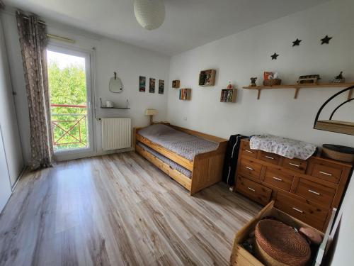 une chambre avec un lit et une fenêtre dans l'établissement Kertoudou, à Vannes