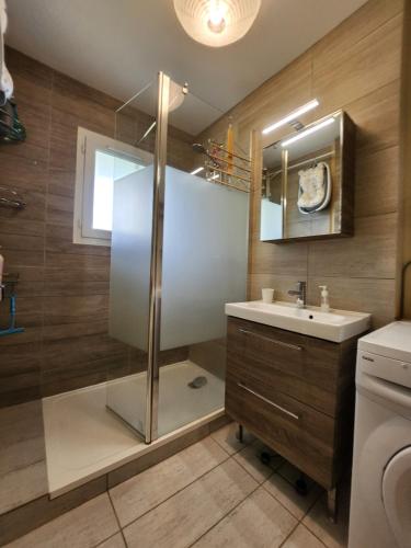 une salle de bain avec douche et lavabo dans l'établissement Kertoudou, à Vannes