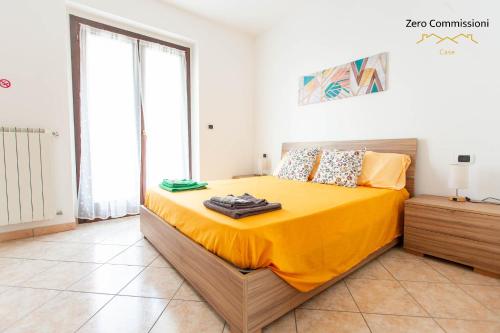 a bedroom with a large bed with yellow sheets at Villa Vespucci - appartamento di 170mq in Montesilvano