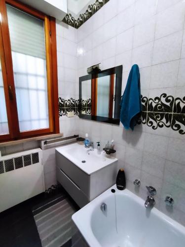 un bagno con lavandino e vasca da bagno di Arcobaleno a Ferrara