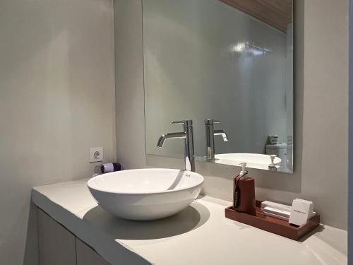 a bathroom with a bowl sink and a mirror at Gandatera Ubud in Ubud
