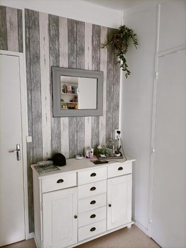 - une commode blanche dans une pièce avec un miroir dans l'établissement 2-Bed Chalet B10 at camping Le Verdoyer - Dordogne, à Champs-Romain