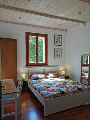 a bedroom with a bed and a table at Codirosso - Rustico in collina vicino al mare in Trebbiantico