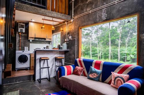 Kuchyň nebo kuchyňský kout v ubytování Mahat Guesthouse Wonosobo