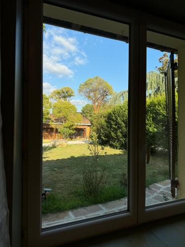 an open window with a view of a yard at Chateau Eck in Cadaujac