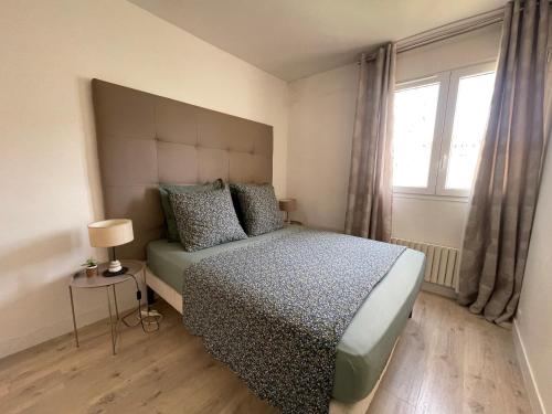 une chambre avec un lit et une fenêtre dans l'établissement Très joli appartement mignon confortable à Paris Villeneuve-la-Garenne, à Villeneuve-la-Garenne
