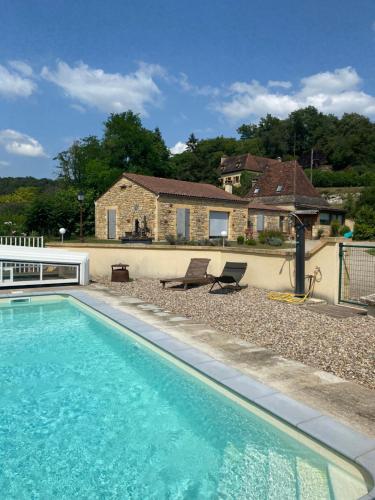 une piscine devant une maison dans l'établissement maison LOU PADER, à Vézac