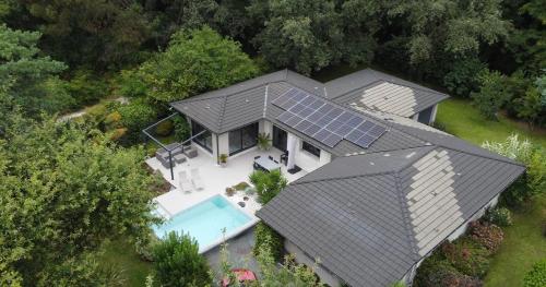 Foto Villa standing piscine privée en écrin de verdure 1