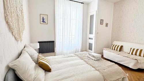 Postel nebo postele na pokoji v ubytování Suite Cinnabar - Check in h24 - Wifi