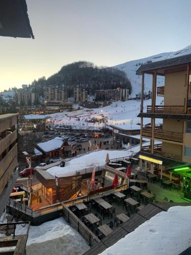 une station de ski avec de la neige sur le sol et dans les bâtiments dans l'établissement Jolie studio pied des pistes, à Orcières