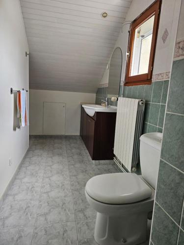 une salle de bain avec toilettes et lavabo dans l'établissement La maison de vacances, à Foulognes